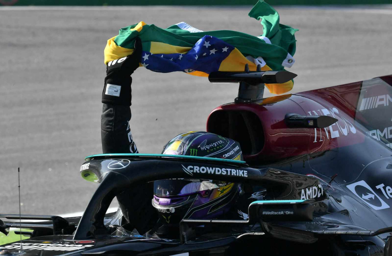 Imagem da matéria 'Fórmula 1: em corrida marcante, Lewis Hamilton faz bela homenagem a Ayrton Senna'
