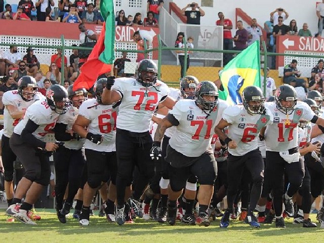 De uniforme, Red Hot Chili Peppers toca em jogo de futebol americano